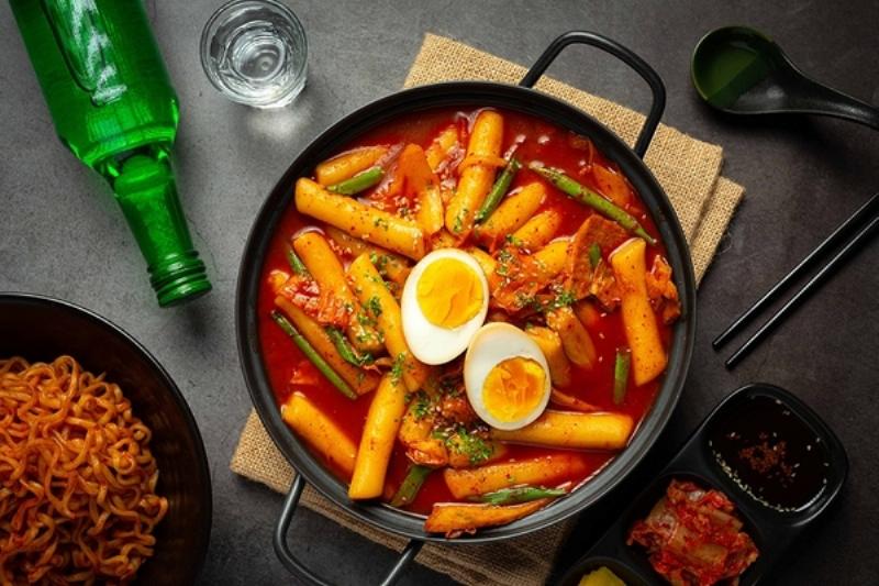 Chọn lựa các nguyên liệu tươi ngon để nấu lẩu tokbokki